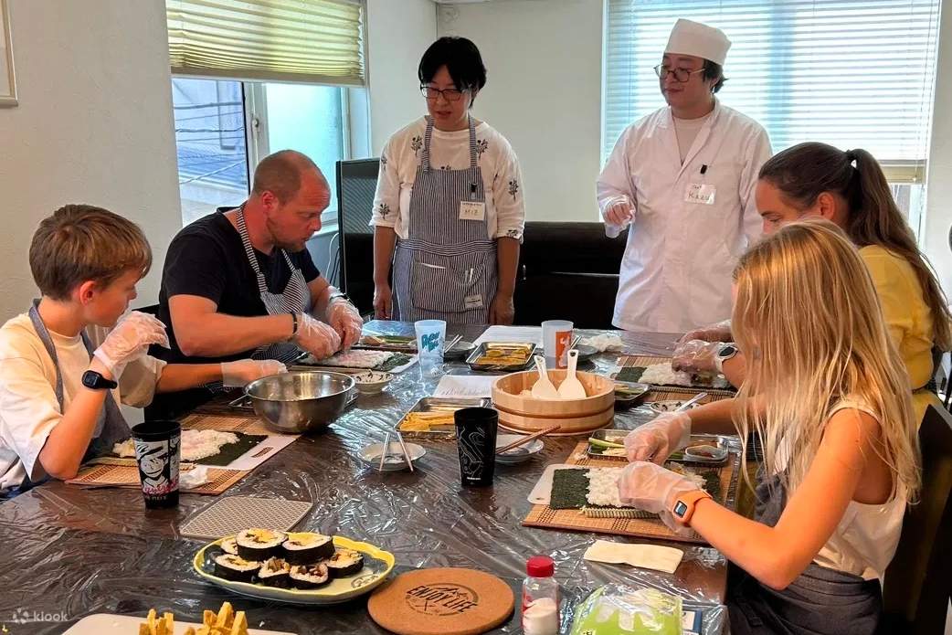 เรียนทำอาหารแบบโฮมเมด: ซูชิโรล ทามาโกะยากิ และทัวร์ตลาดในโตเกียว