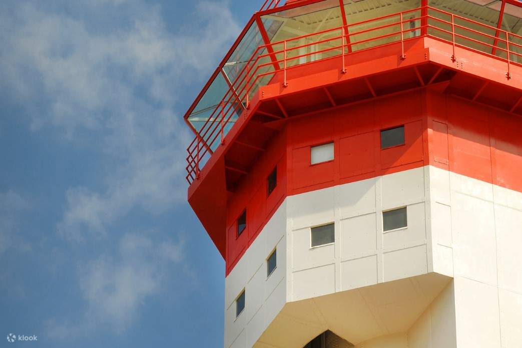 Ein Gebäude mit drei Farben