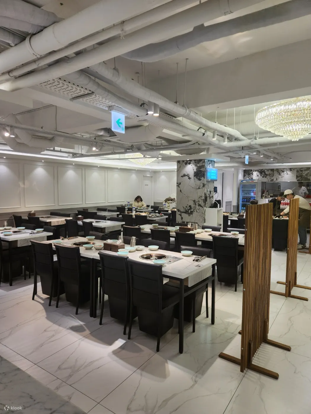 在距离景福宫仅几步之遥的干净宽敞的餐厅用餐
