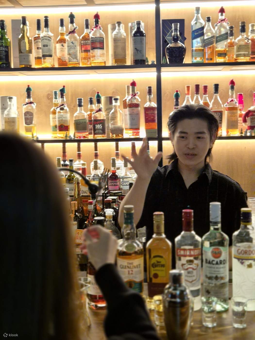 Vous explorerez les caractéristiques, les ingrédients et les utilisations de chaque spiritueux, ainsi que les saveurs et les arômes qu'ils confèrent, et dans quels cocktails ils sont couramment utilisés.