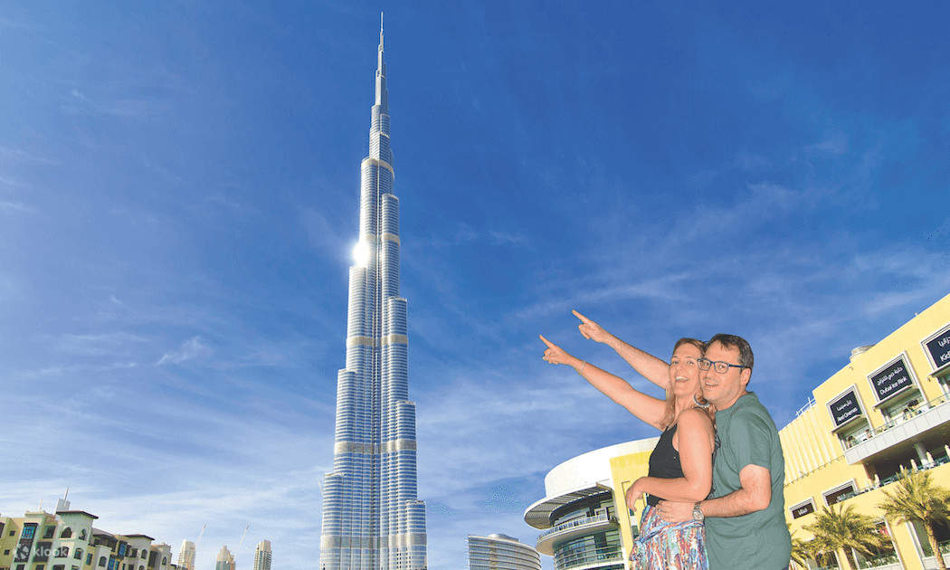Парное сувенирное фото на фоне Бурдж-Халифа