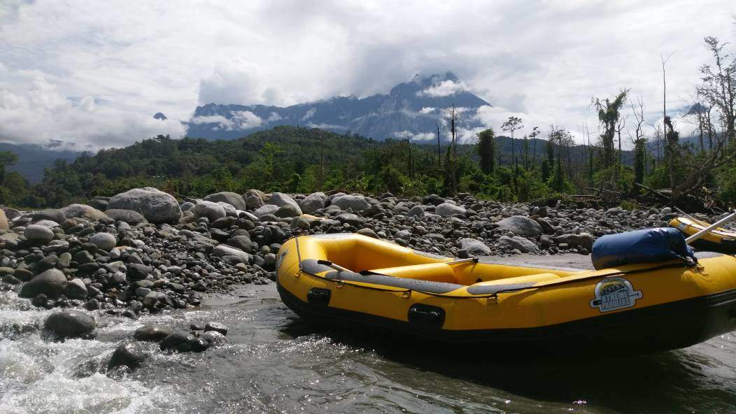 perahu kuning dan sungai di Malaysia