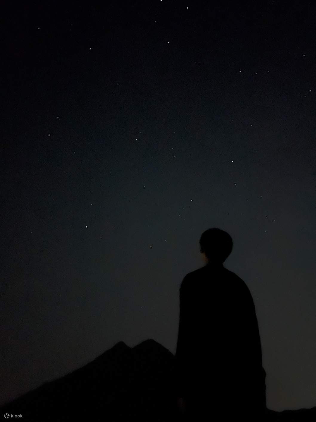 Alors que le soleil se couche et que l'obscurité approche, la douce silhouette du Mont Yufu commence à se dessiner.