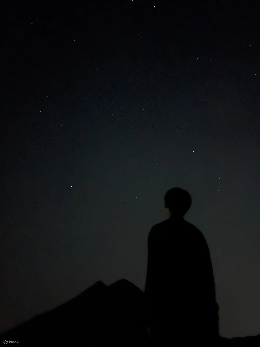 当太阳落山、夜幕降临时，由布岳的柔和轮廓开始显现。