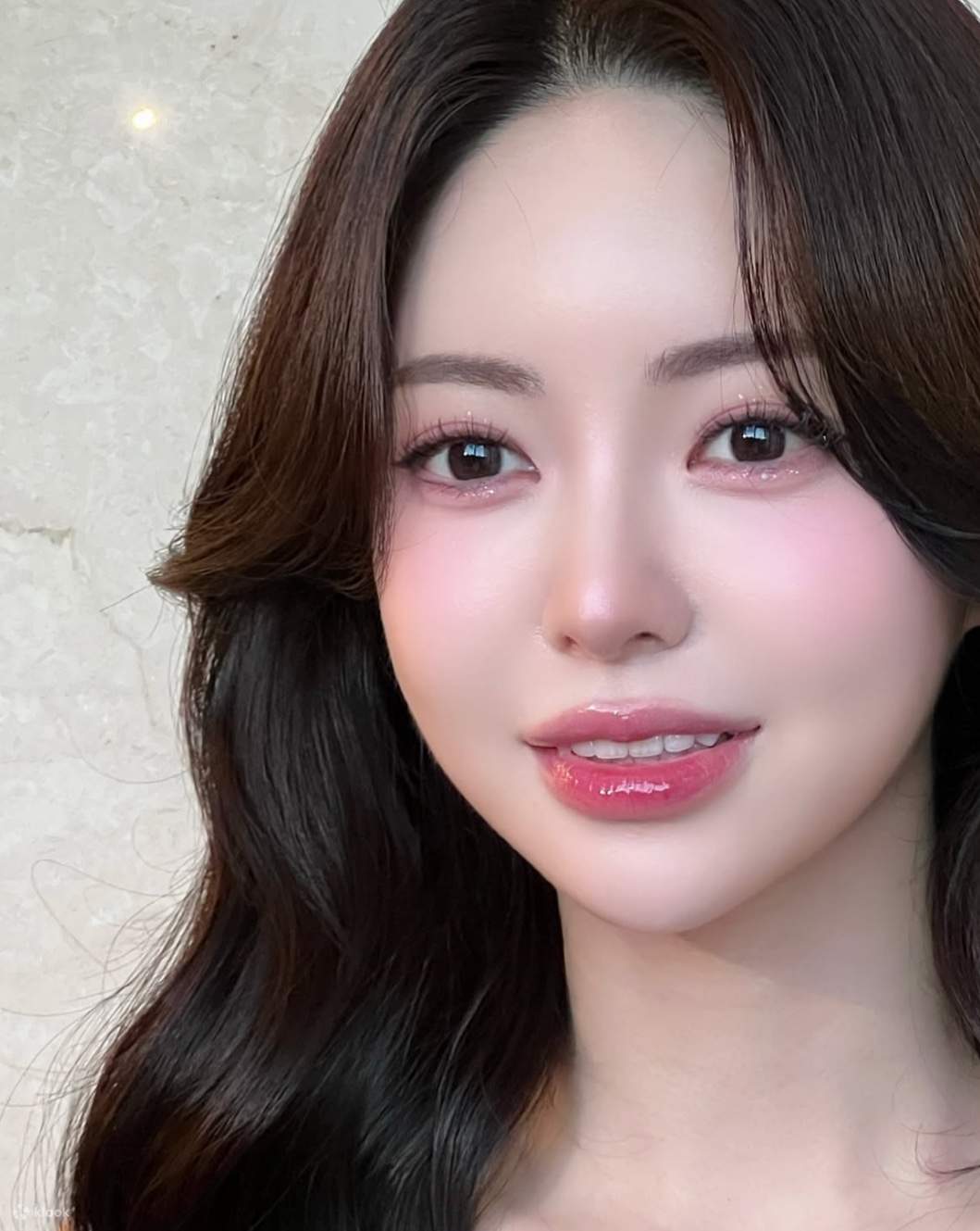 [K-Movie Star Glam Makeup & Hair]
K-Movie Star Glam Makeup & Hair - это полный пакет макияжа и укладки волос.
Вы можете испытать идеальное преображение с изысканным макияжем и укладкой.