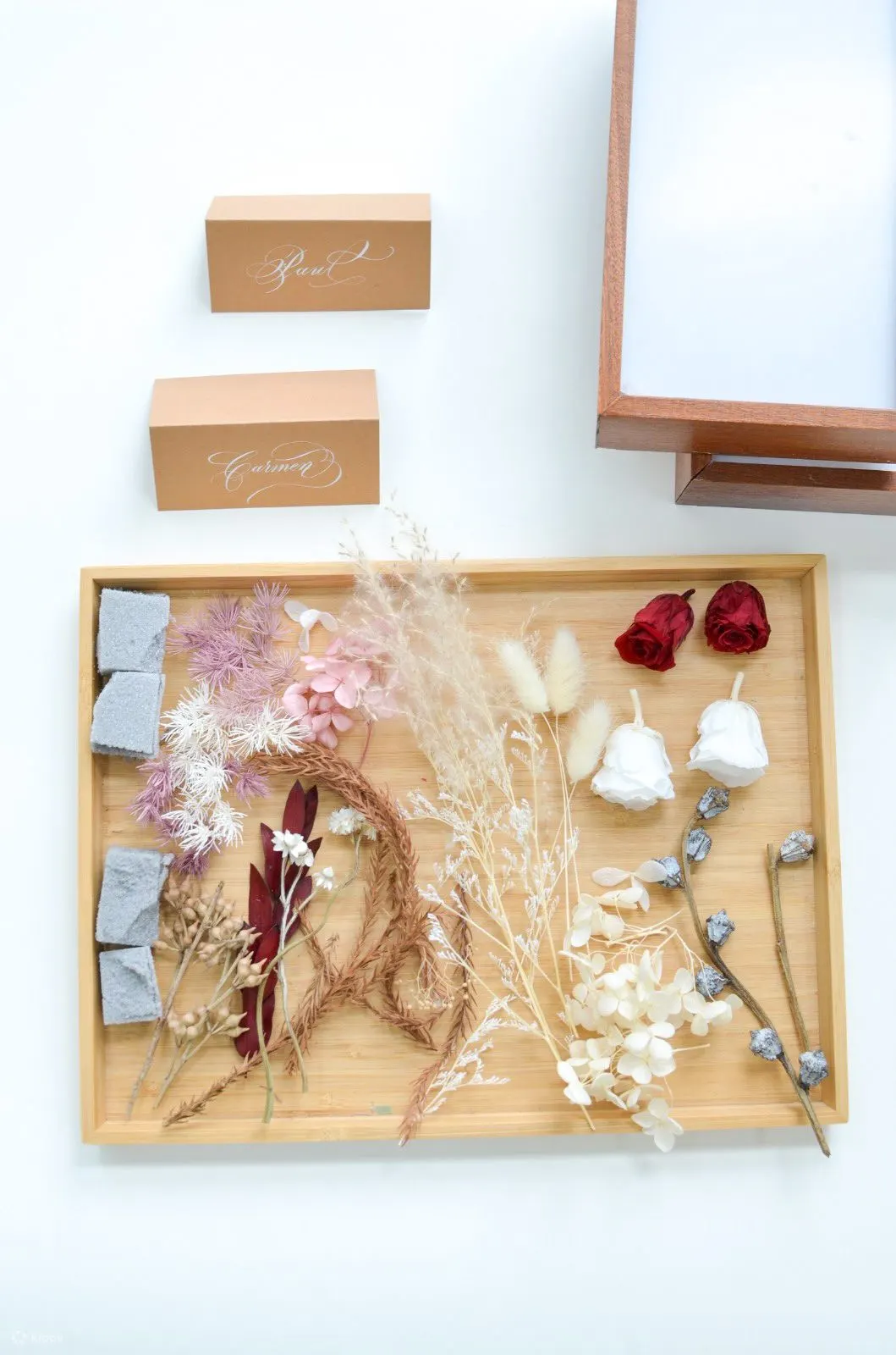 HeyJune Studio - 金箔油画月亮镜工作坊 | 抽像金箔油画工作坊 | 永生花盒西洋书法工作坊