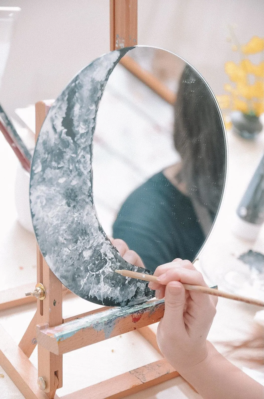 HeyJune Studio - 金箔油画月亮镜工作坊 | 抽像金箔油画工作坊 | 永生花盒西洋书法工作坊