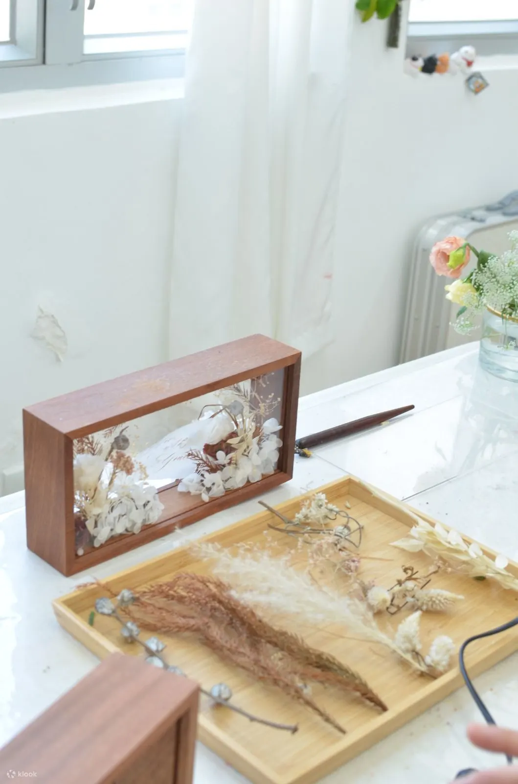 HeyJune Studio - 金箔油画月亮镜工作坊 | 抽像金箔油画工作坊 | 永生花盒西洋书法工作坊