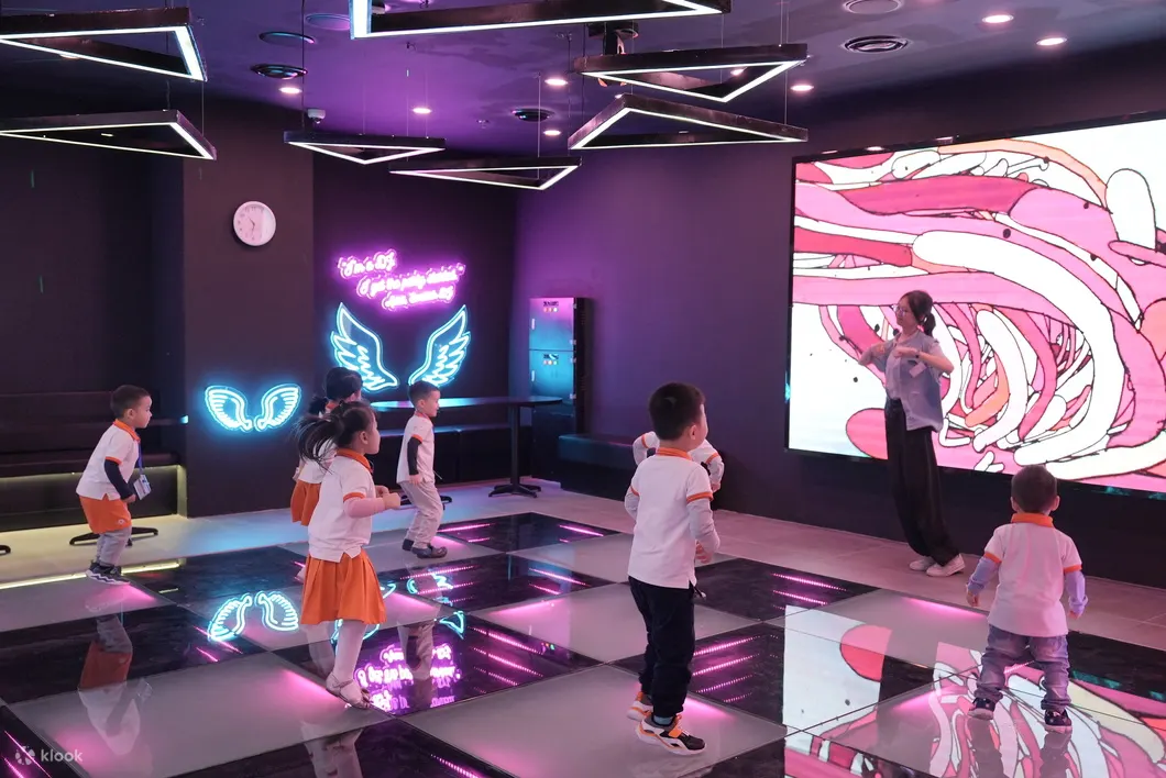 KidZania 的迪斯科休息室让孩子们变成充满活力的艺人，邀请他们展示自己的舞步