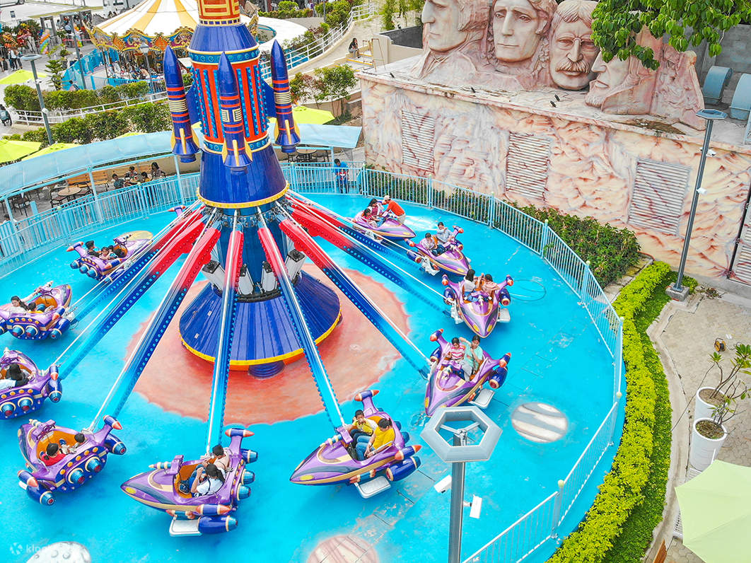 un carrusel de naves espaciales en Anjo World