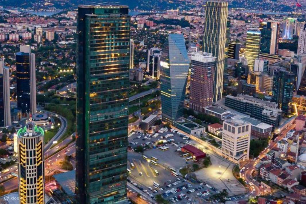 Khung cảnh thành phố Istanbul về đêm