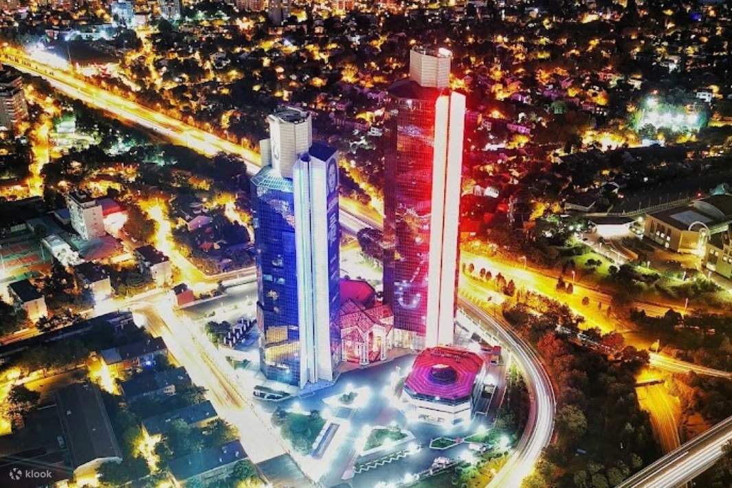 Đèn neon Istanbul trên các tòa nhà vào ban đêm