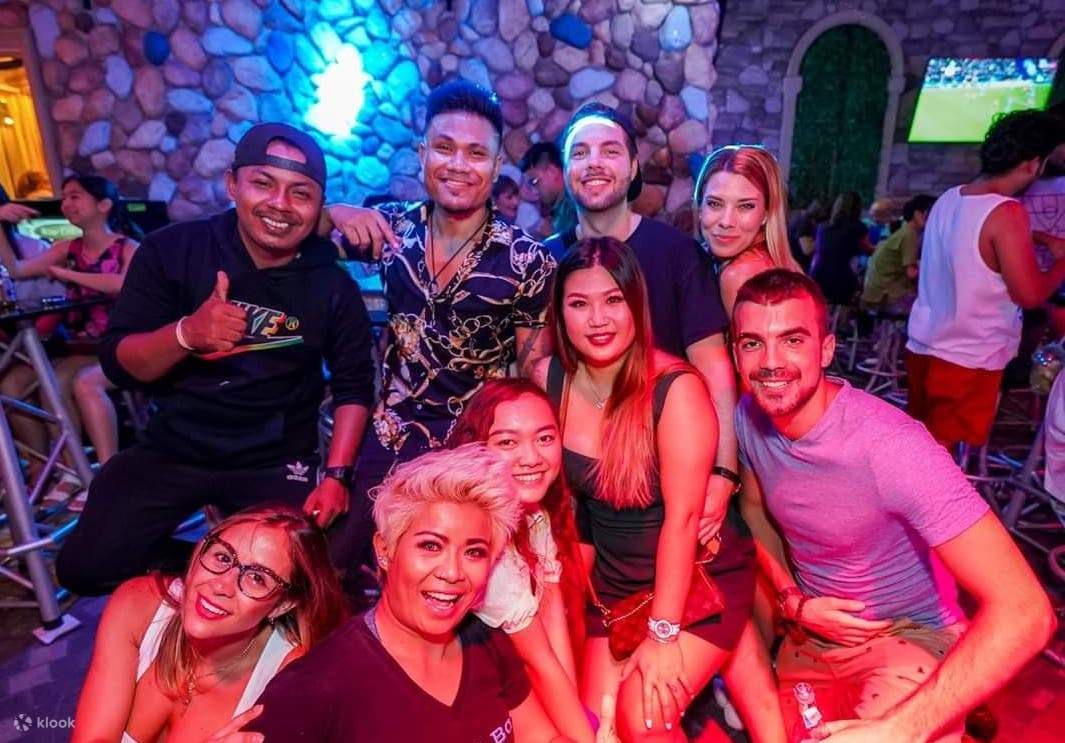 I turisti si divertono con un'attività di pub crawl in Thailandia