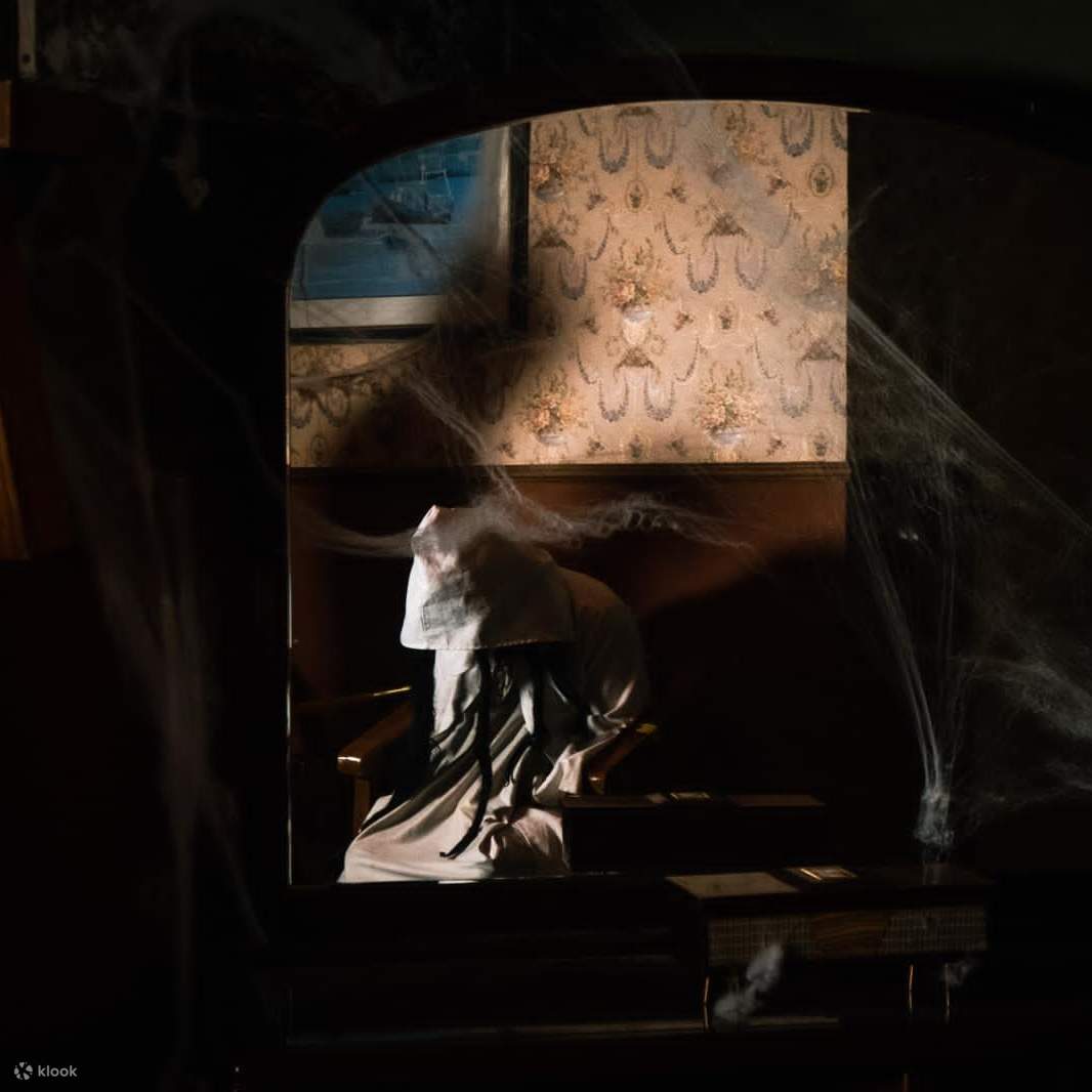 escape room a tema horror con attore spaventoso