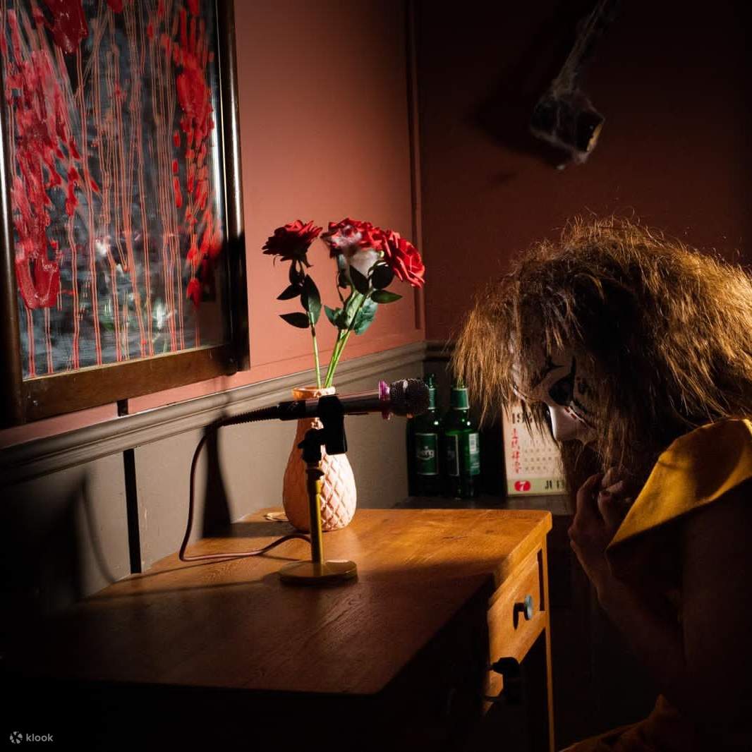 attore di performance dal vivo inquietante