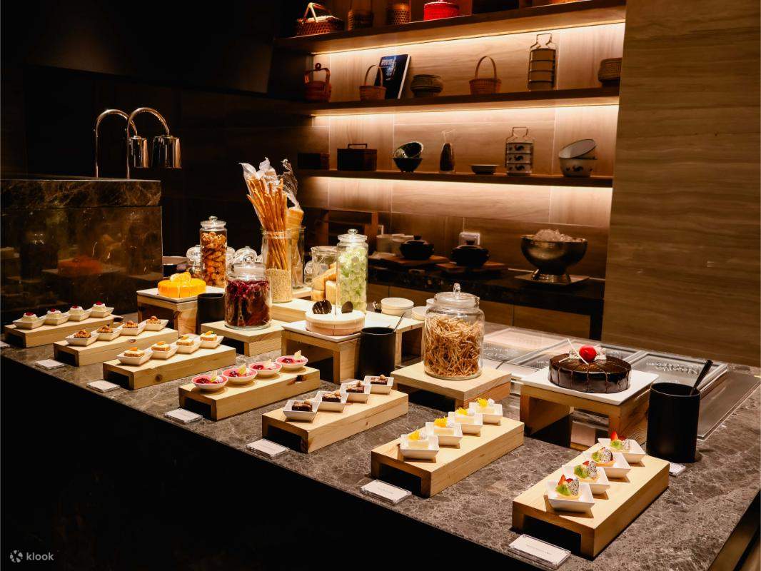 Tiệc buffet tại Chon Som All Day Dining, Courtyard by Marriott Suvarnabhumi Airport