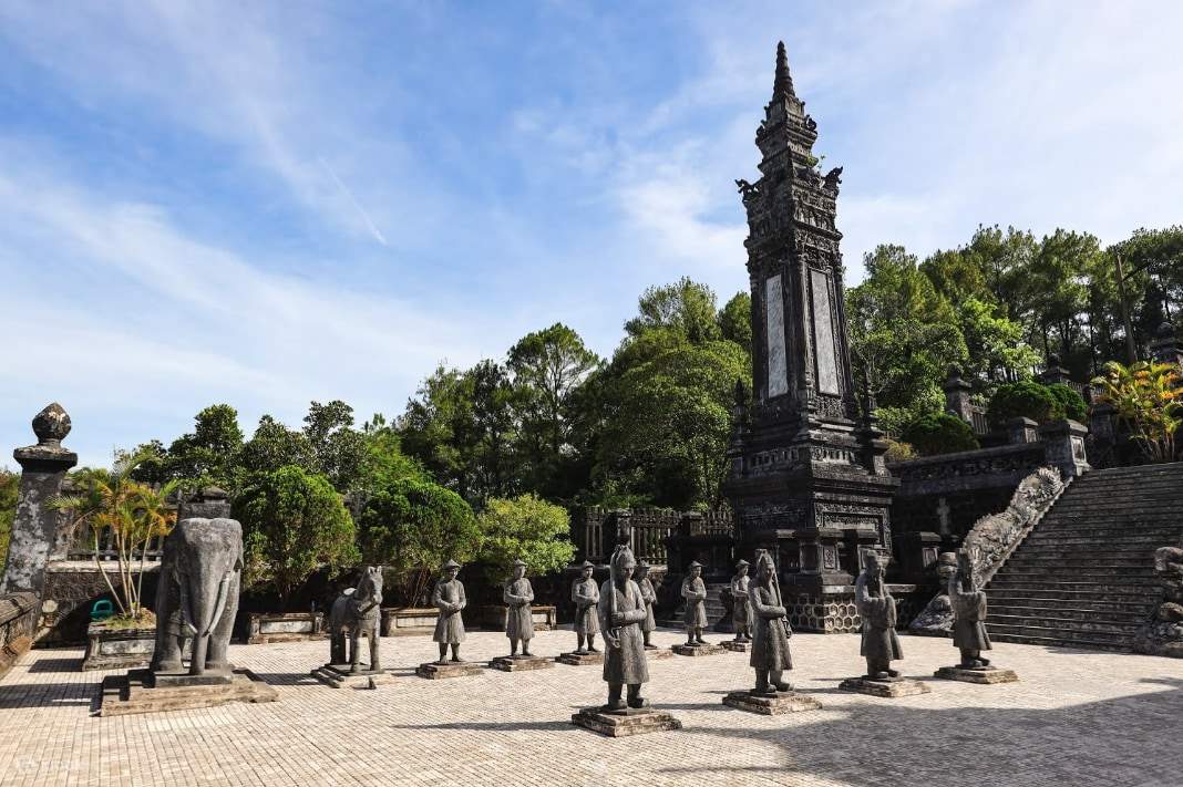 Entrada a la Tumba del Emperador Khai Dinh en el Complejo de Monumentos de Hue, Patrimonio de la UNESCO