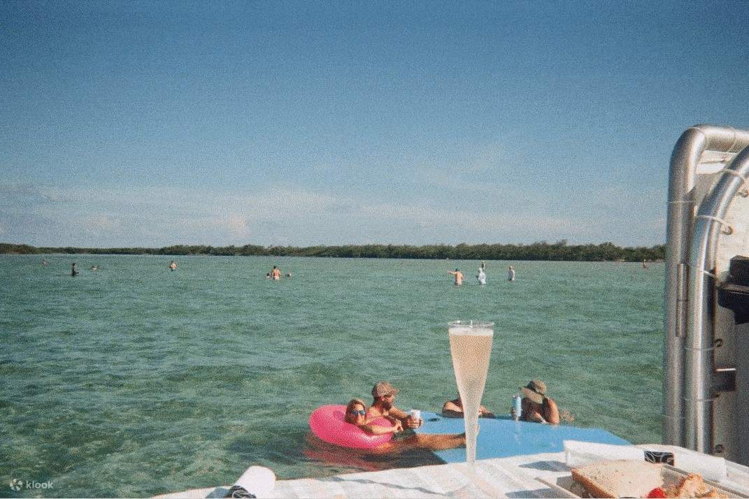 在僻静的沙洲上划桨，享受清澈的海水和阳光普照的景色