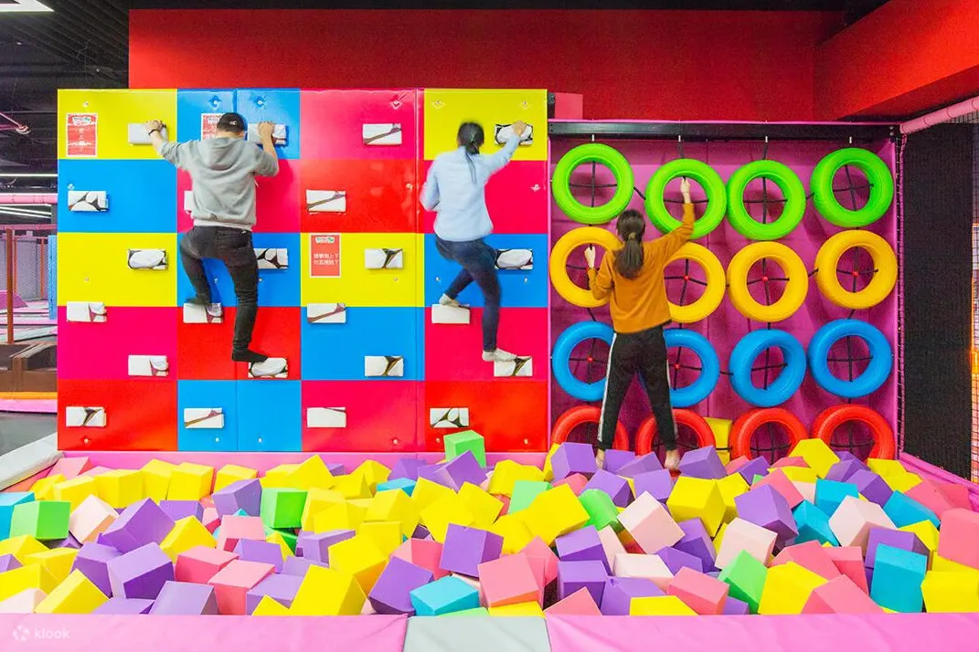 Try the VR trampoline with your children and have fun in the rope maze, naughty castle, sports farm, discovery park and other parks