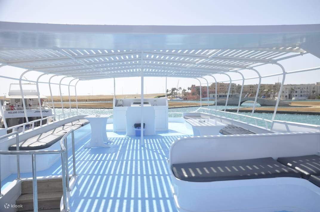 Bersantai di atas dek dan nikmati bayu laut sambil menuju ke Samadai Reef