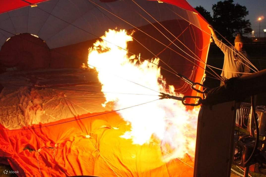 Полет на воздушном шаре над Эйвонской долиной включает транспорт и завтрак