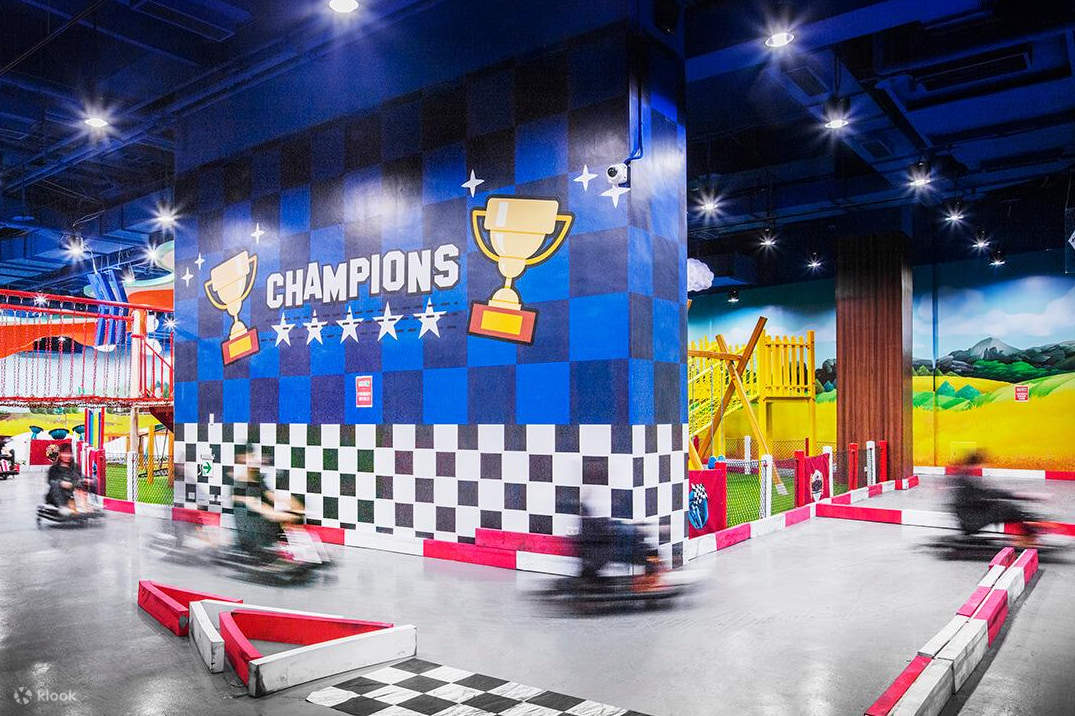 Kanak-kanak juga boleh memandu go-kart, berubah menjadi pelumba kereta kecil, dan mengalami keseronokan yang mendebarkan!