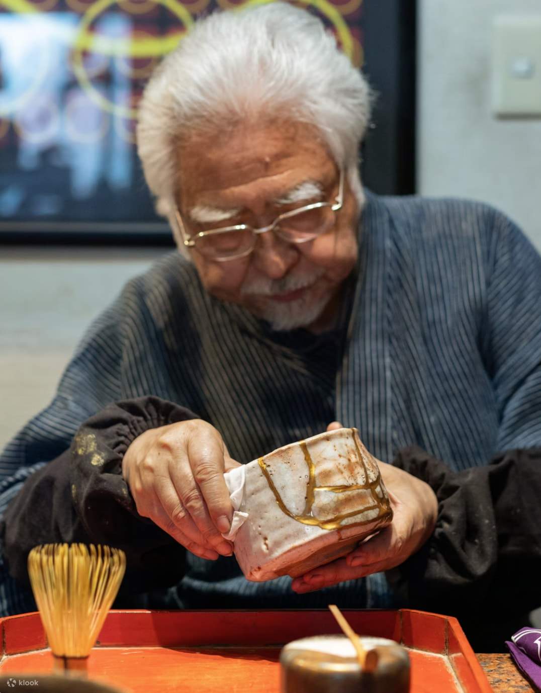 Kintsugi tradizionale e cerimonia del tè con artista pluripremiato