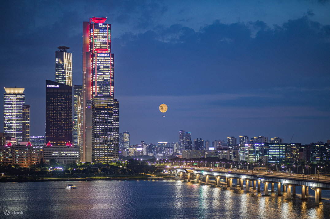 Inspirado en la luna llena y redonda que se alza en el cielo, se le llamó SEOULDAL, que significa la luna flotando en Seúl. 