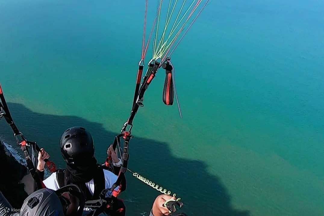Parapente sobre la costa