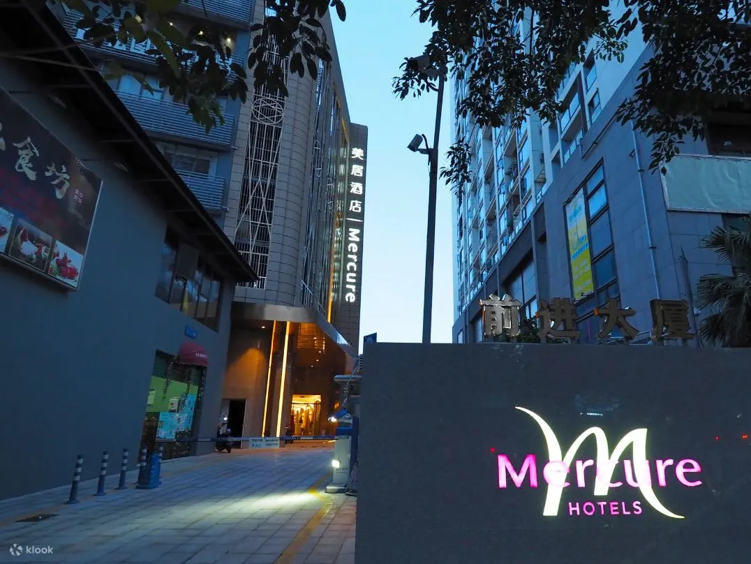 酒店是由国际著名酒店管理公司法国雅高集团（Accor）旗下美居（Mercure）品牌与华住集团合力打造的高端精品酒店，拥有设计优雅、细节独到的各式客房以及完善的配套设施，西餐厅、健身房、洗衣房、恒温泳池和多功能会议室，都将为您的商务出行或休闲度假带来无与伦比的体验。