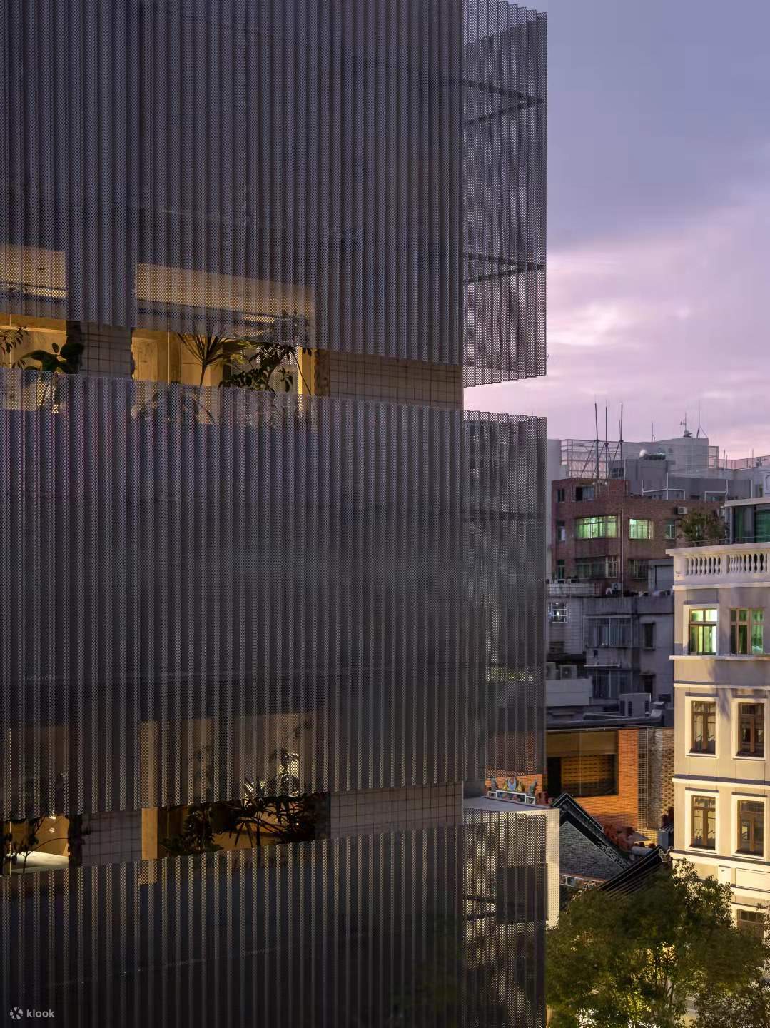 Try to bring public attributes into the hotel, make the hotel itself a social place, and remove some walls to make the visual expansion lighter and more transparent, while enhancing the interaction and communication of neighbors