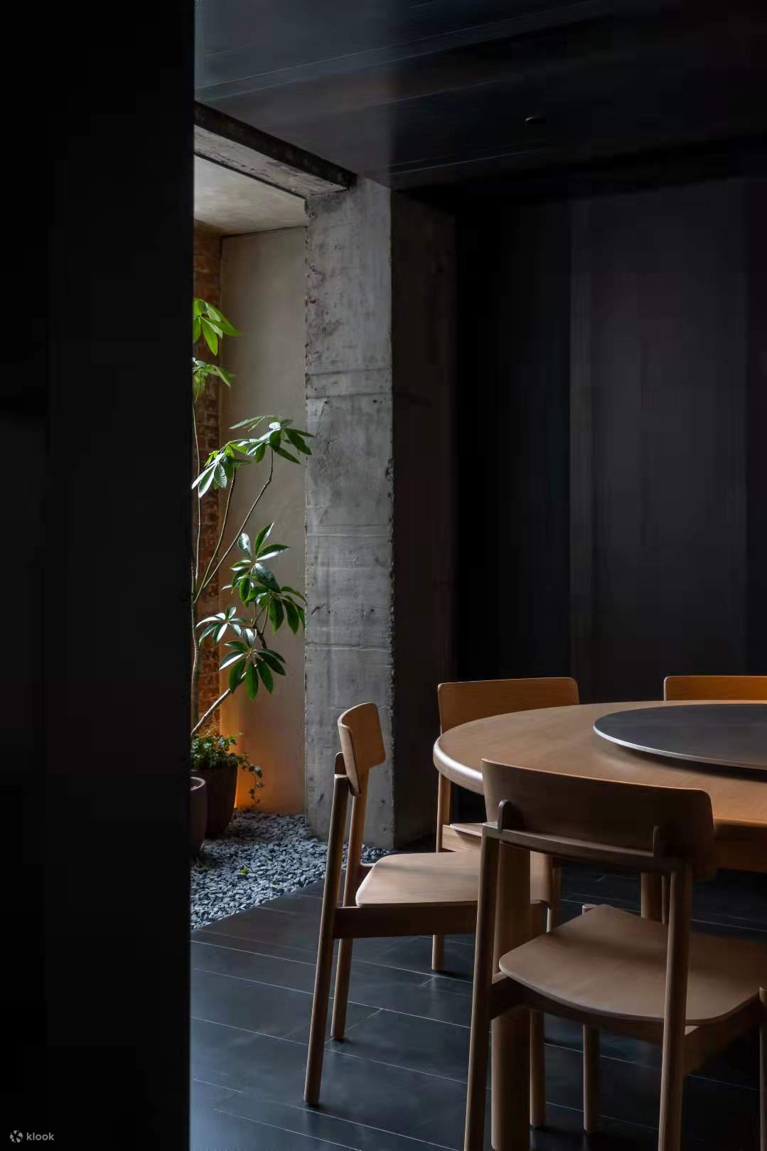 Berbeza dengan pintu bilik hotel tradisional, Youxiong menggunakan pintu keratan dua yang unik dengan dua bahagian atas dan bawah untuk menjadikan pintu lebih fleksibel. Ia bukan sahaja memastikan keselamatan, tetapi juga mengekalkan pengudaraan dari duni