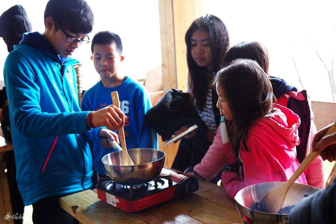 Atelier de fabrication de gelée d'aïyu à la main