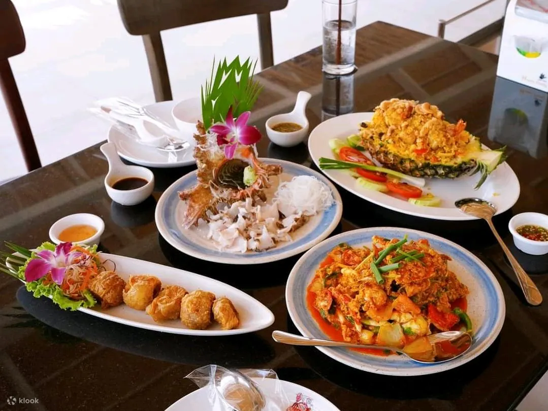 在 Samesan Marina 餐厅用餐