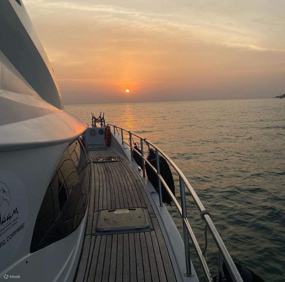 ล่องเรือชมพระอาทิตย์ตกดิน พร้อมกิจกรรมบานาน่าโบ๊ท/พายเรือคายัค ที่ลังกาวี