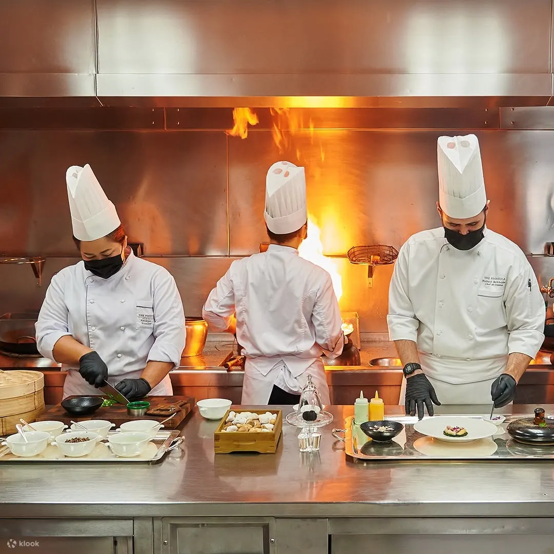 Enjoy an exquisite and refined dining experience alongside a premium quality Cantonese classics and time-honored service