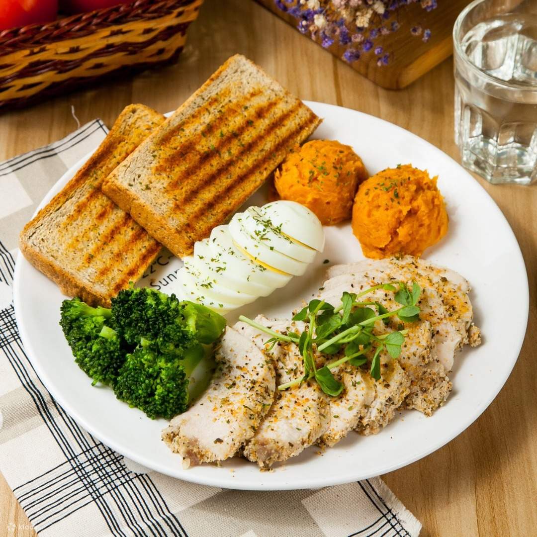 Masculine Coach at Wonderful Food, Xinzhuang Station