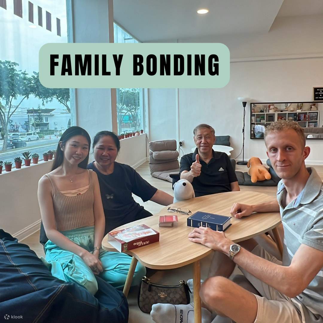 보드 게임을 즐기는 가족