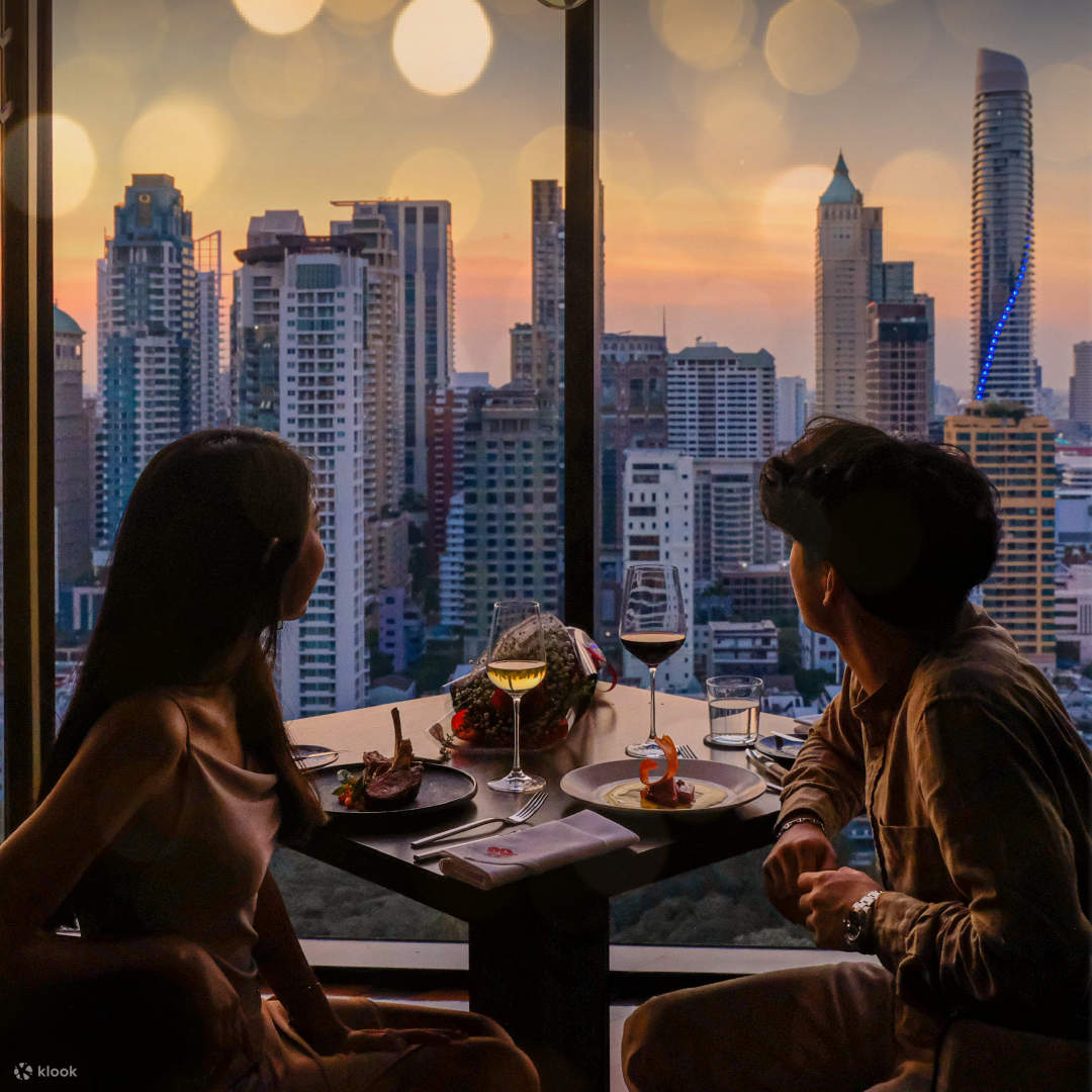 Bar atap CHAR di Hotel Indigo Bangkok