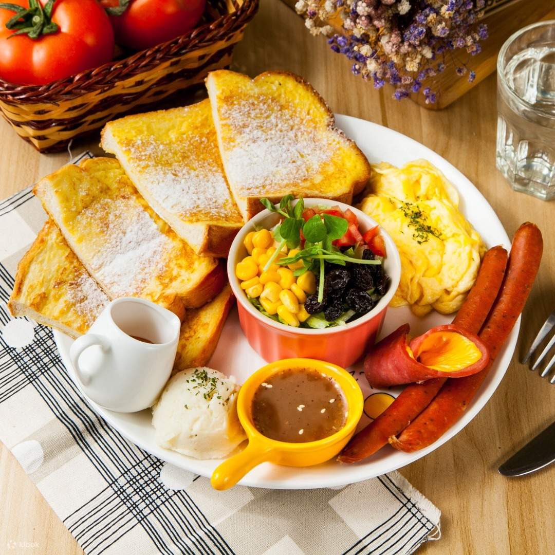 French Lady at Wonderful Food, Xinzhuang Station