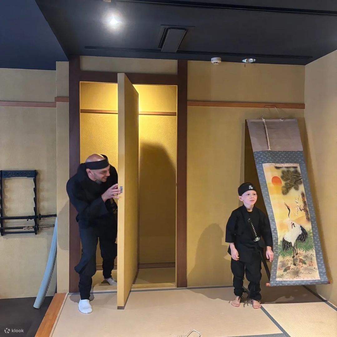 C'è un divertente trucco, come una casa di ninja, e ci sono punti fotografici ovunque, quindi se scatti una foto indossando un costume da ninja, ti sembrerà di essere in un film.
Non siate timidi e scattate varie foto e video. Creiamo i migliori ricordi d