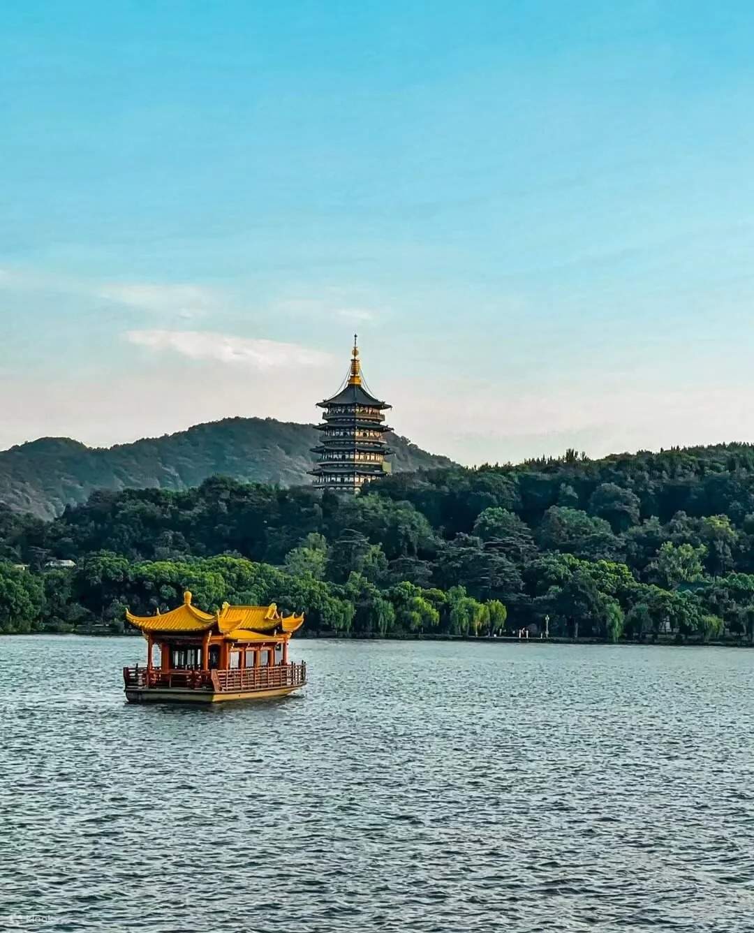 Hangzhou Leifeng Pagoda + West Lake Scenic Area Cruise (without island landing) + Manual Guide Service Half Day Tour - Klook
