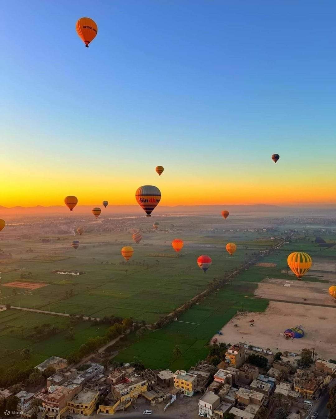 Belon Udara Panas di atas langit Luxor termasuk Pemindahan Pergi Balik