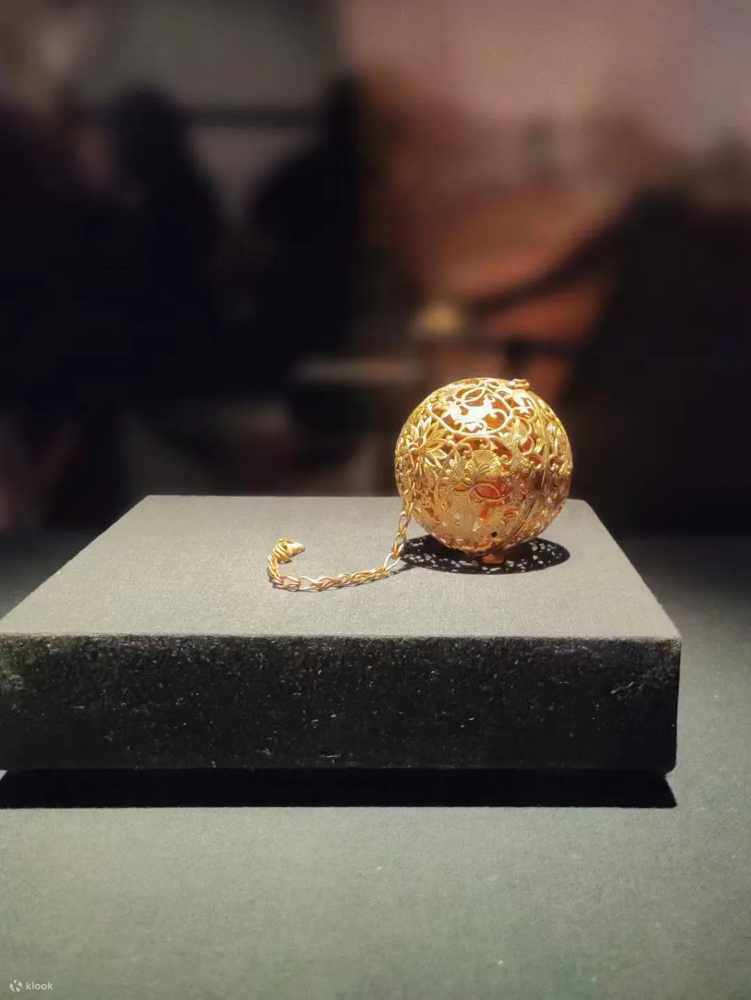 导游会带您走进四川会呼吸的文物剧场。 