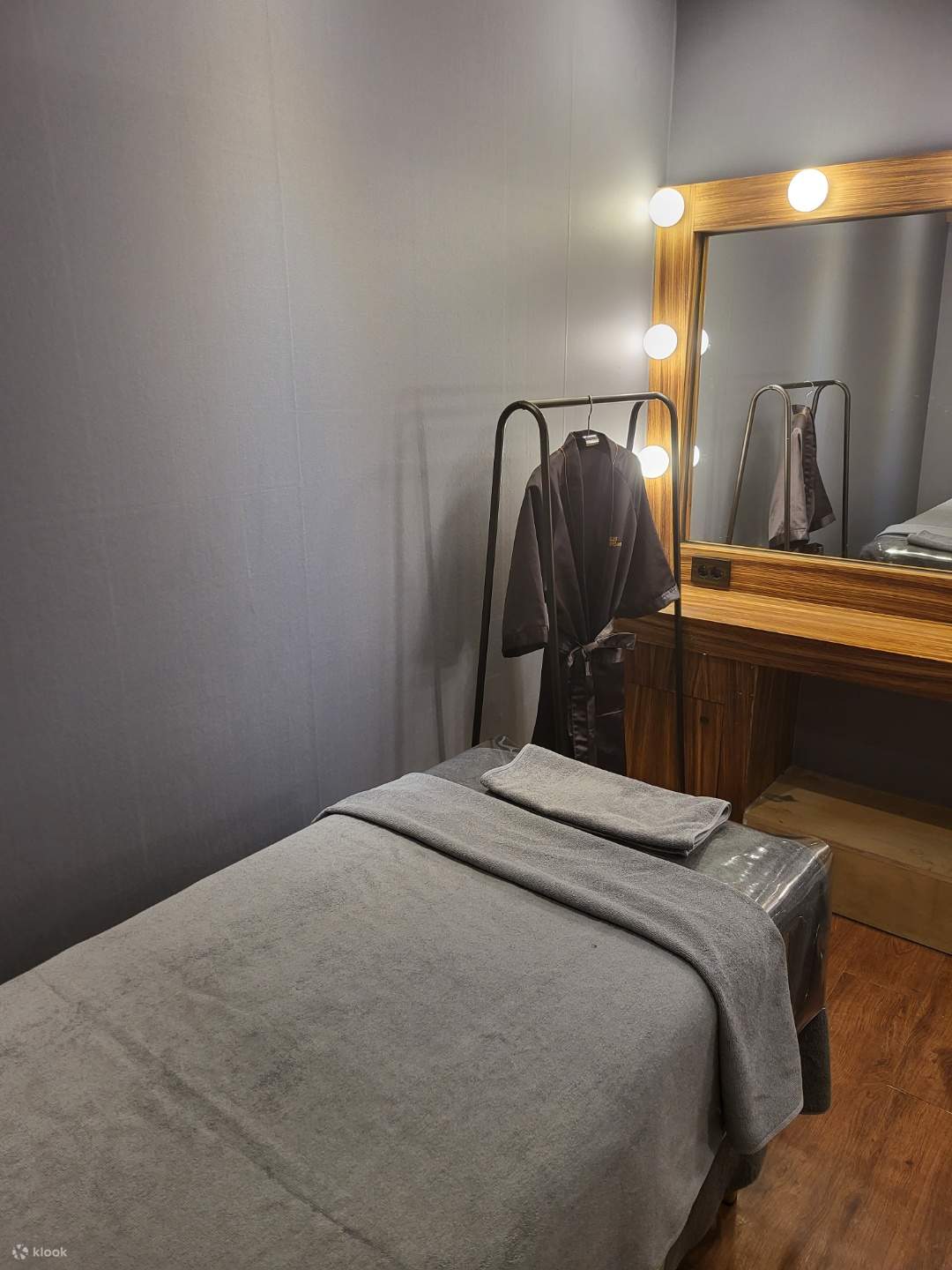 Experimente la comodidad en un entorno de spa limpio e impecable