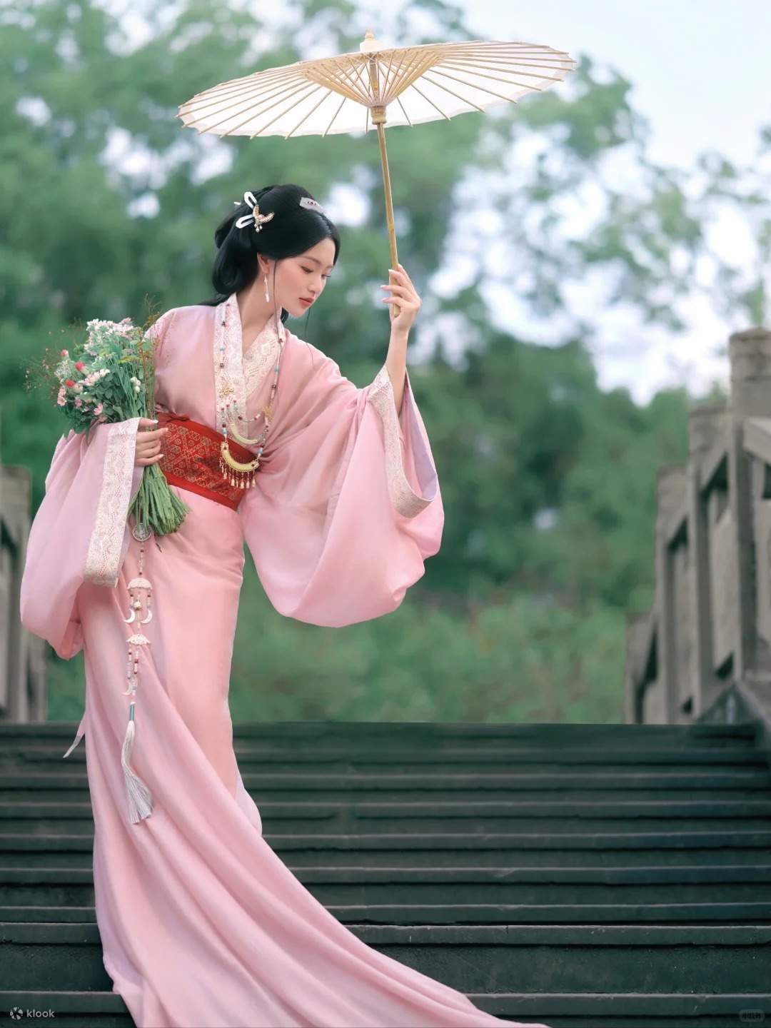 Shanghai Yu Garden | Esperienza fotografica in costume tradizionale cinese Hanfu al Tempio di Chenghuang: Noleggio Hanfu + Trucco da celebrità + Servizio fotografico professionale in location + Servizio di qualità + Garanzia post-vendita