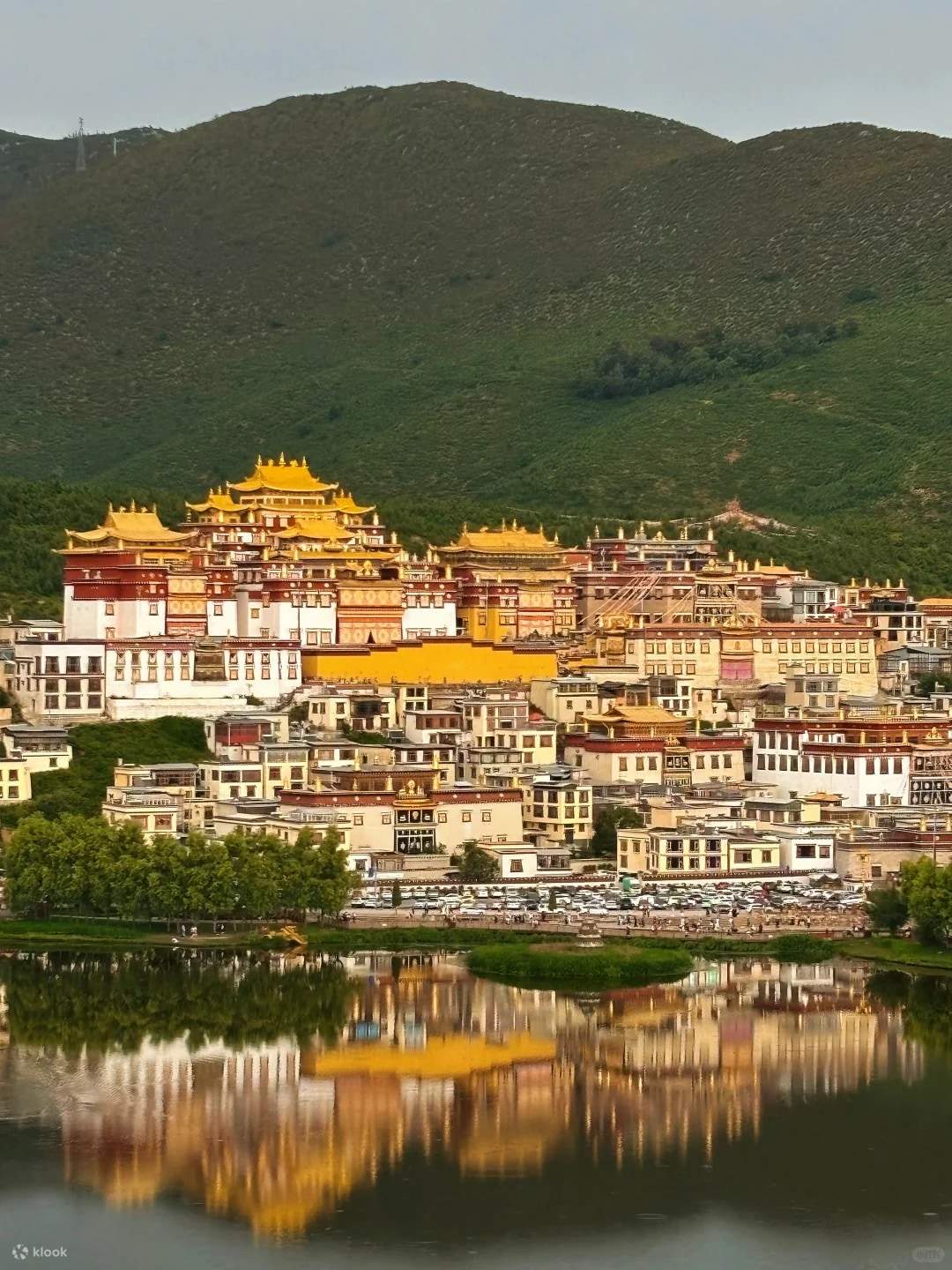 El Monasterio de Ganden Sumtseling, también conocido como Monasterio de Songzanlin, está situado al pie de la montaña Foping en Shangri-La. Es el monasterio budista tibetano Gelugpa más grande de Yunnan y una unidad nacional clave de protección de reliqui
