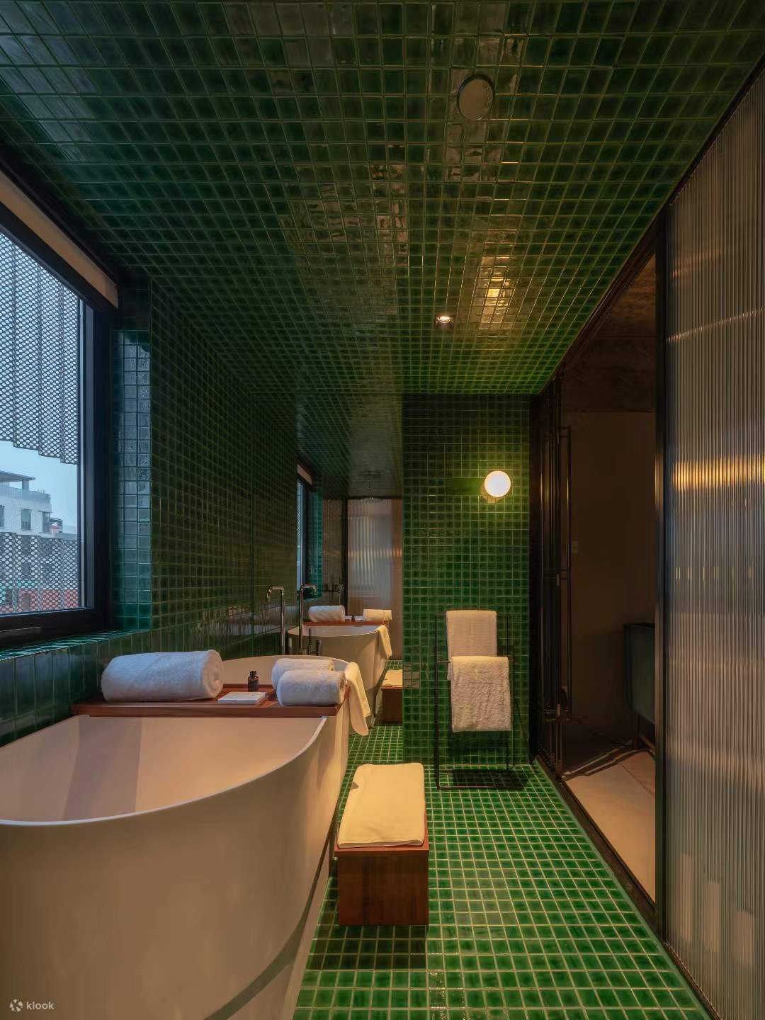 The guest room retains the smart layout of the traditional Cantonese-style building. The wet area is facing outwards, and the bedroom is facing inwards to resist the scorching sun of Shenzhen in exchange for the coolness of the living room.