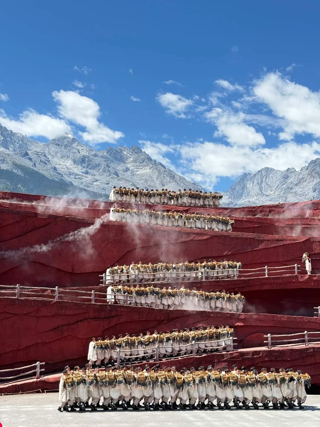《印象丽江》 (Impression Lijiang) är en storslagen utomhusföreställning i serien Impression, skapad av Zhang Yimou, Wang Chaoge och Fan Yue. Den ligger vid Ganhaizi i Yulong-snöberget, och teatern ligger på cirka 3100 meters höjd, vilket gör den till världens h