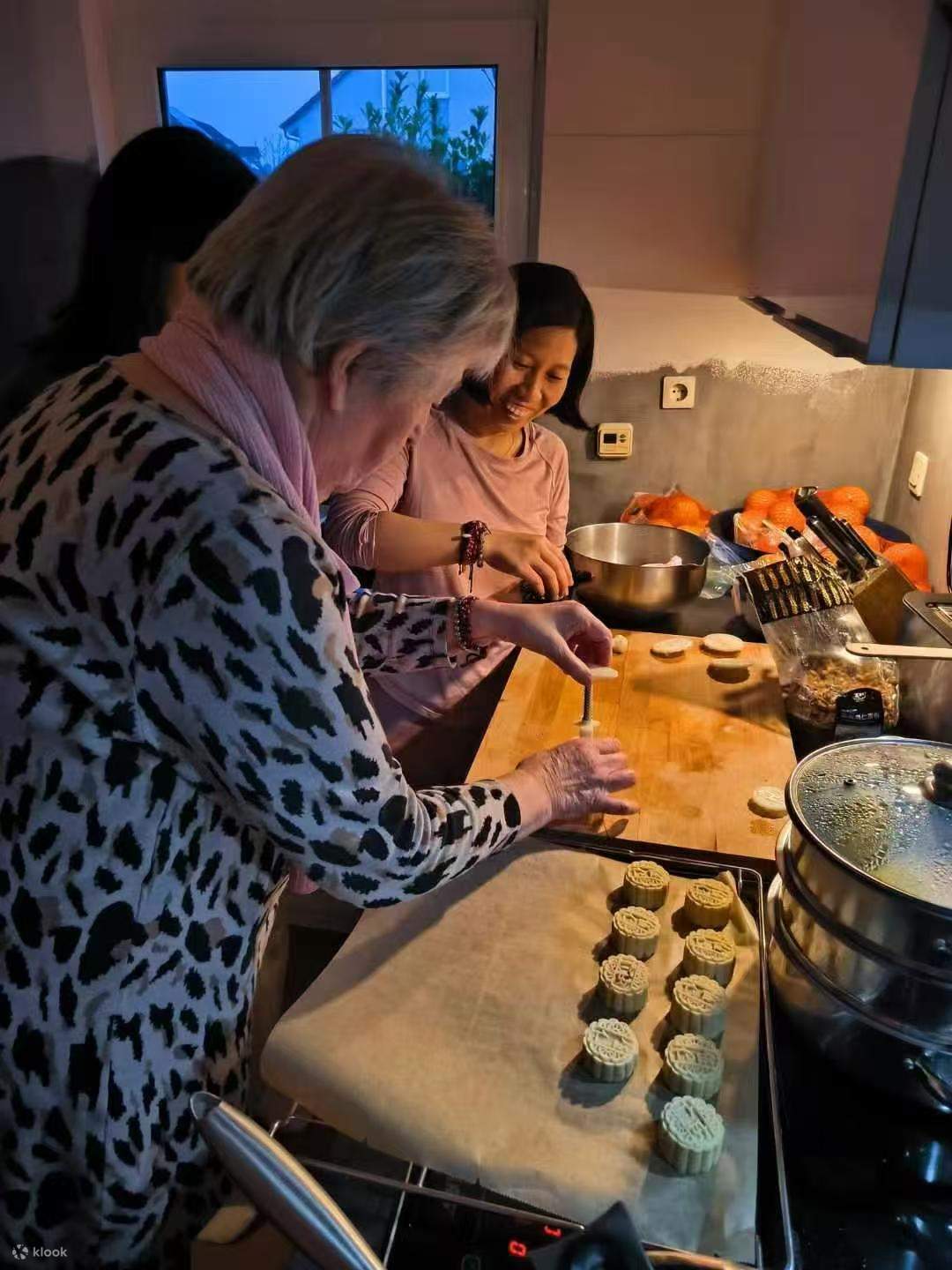 Follow the Rabbit 쿠킹 클래스 - 전통 중국식 월병 만들기 - Eatwith